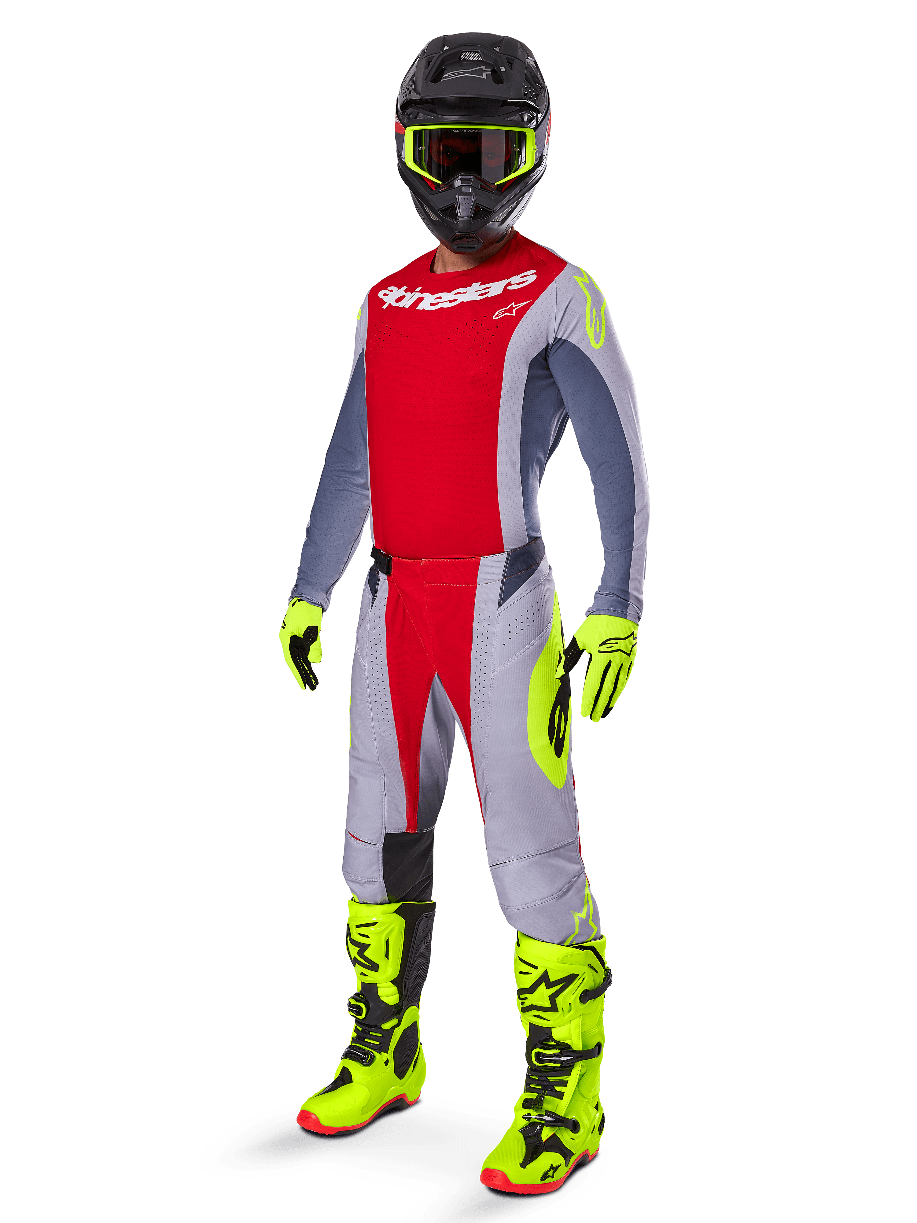Motocross-Fahrer trägt das Alpinestars 2025 Techstar Melt Jersey in Hellrot und Grau, mit einer roten Brustpartie und grauen Ärmeln mit neongelben Akzenten. Kombiniert mit der passenden Hose, leuchtend gelben Rennstiefeln und Handschuhen sowie einem schwarzen Helm mit gelb gerahmter Goggle für eine komplette Offroad-Rennausrüstung.