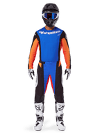 Alpinestars 2025 Techstar Melt Gear Set, Motocross-Fahrer in orange-blauem Trikot mit schwarzen Akzenten, passender Hose, schwarzem Helm mit blauer Brille, weiß-schwarzen Stiefeln, koordiniertes Outfit für professionelle Offroad-Rennen.