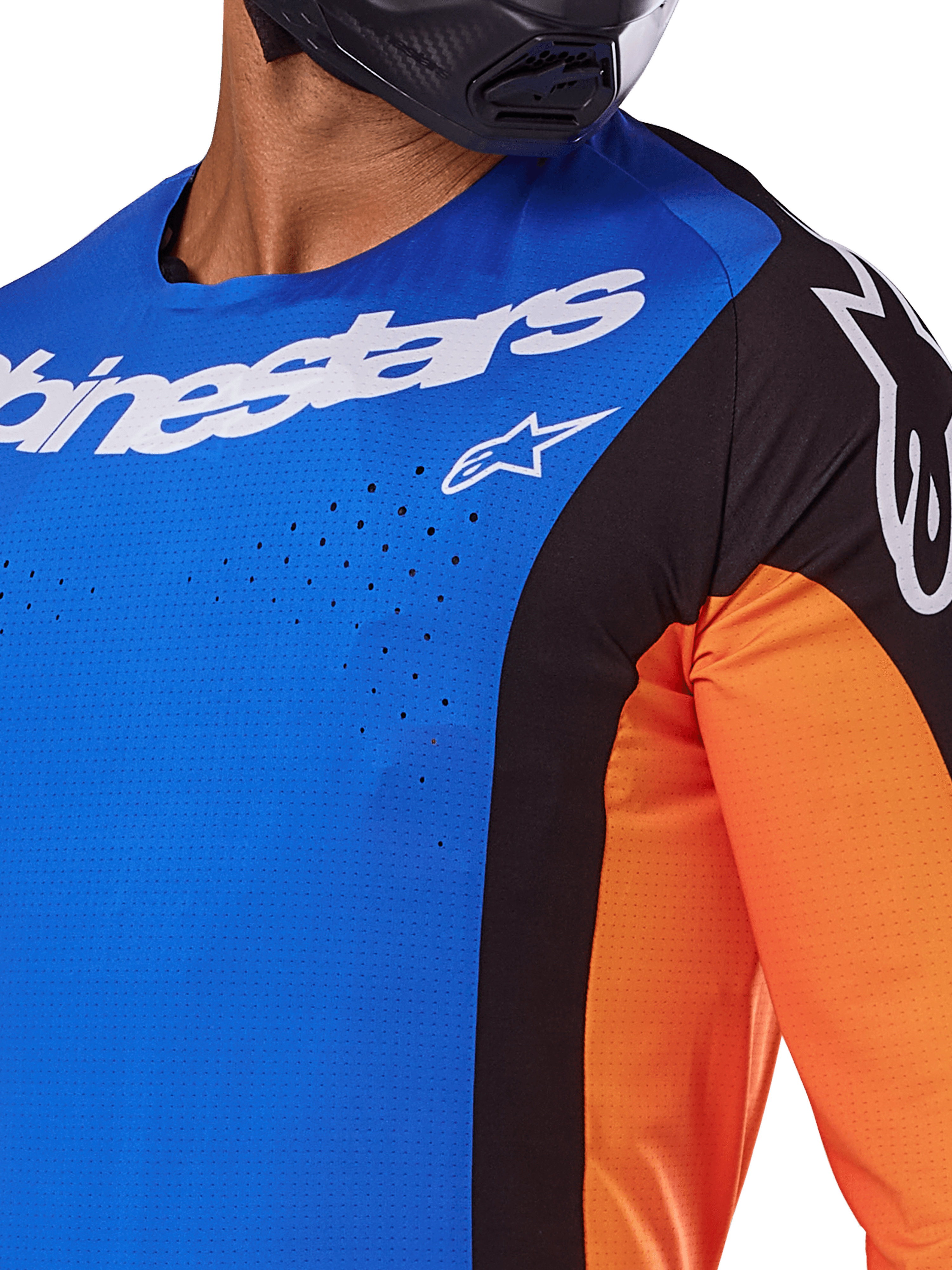 Alpinestars 2025 Techstar Melt Trikot, Motocross-Trikot, Blau und Orange mit schwarzen Einsätzen, weißes Alpinestars-Branding und sichtbare lasergeschnittene Perforationen auf der Brust, getragen von einem Fahrer mit schwarzem Helm