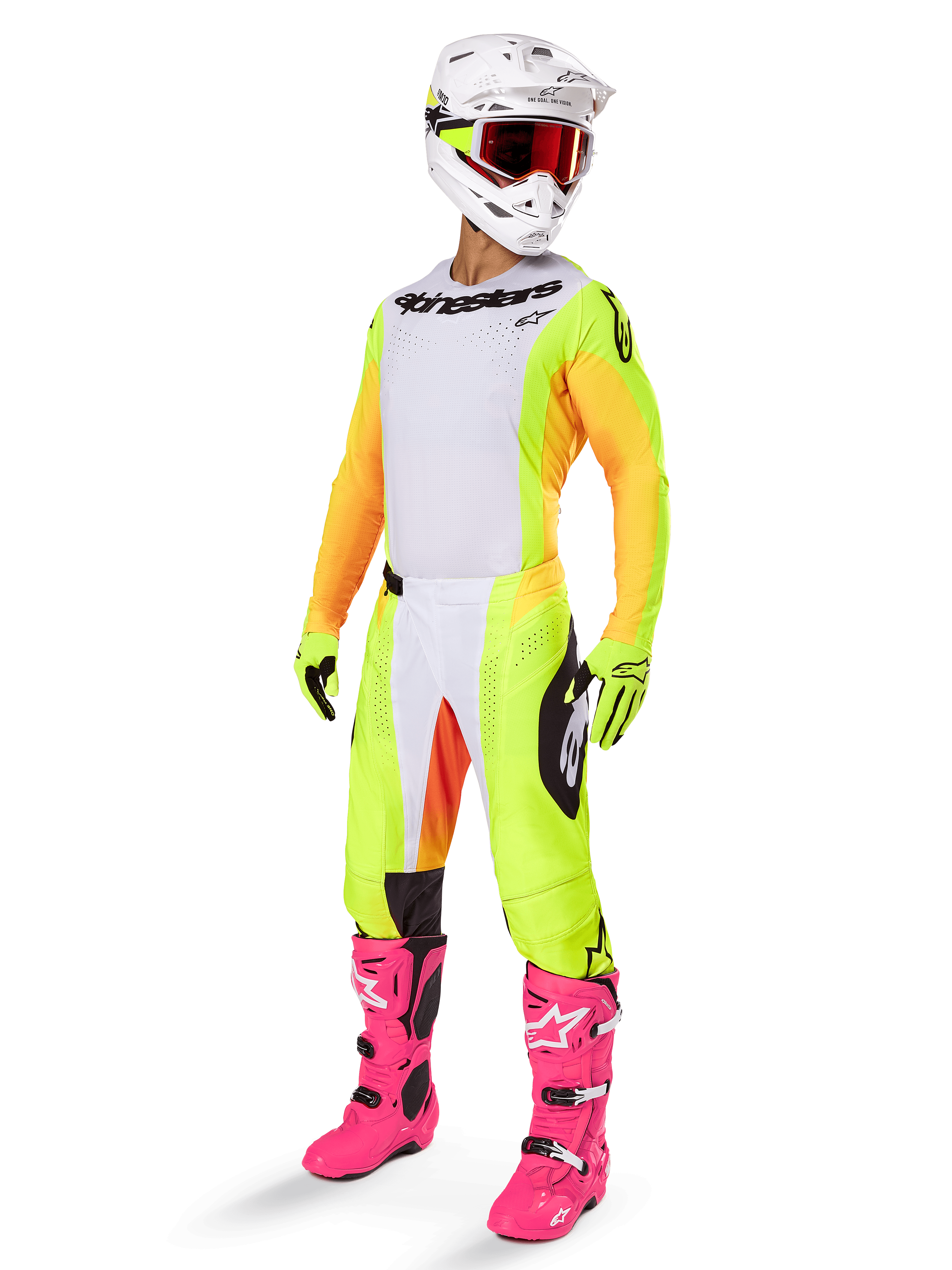 Motocross-Fahrer in kompletter Rennausrüstung, Alpinestars 2025 Techstar Melt Trikot, weiße Vorderseite mit gelben Seiteneinsätzen und orangefarbenen Ärmeln, passend dazu gelbe und weiße Hose, weißer Helm mit roter Brille und leuchtend rosa Stiefel, professionelle Offroad-Rennausrüstung.