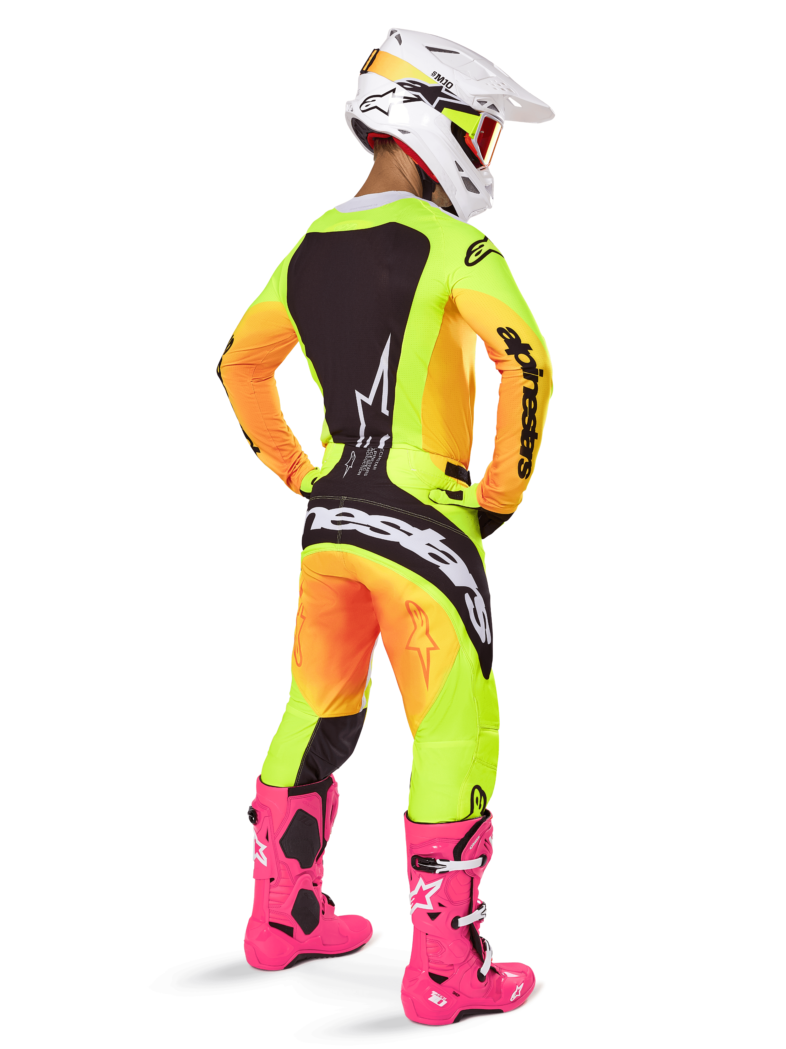 Motocross-Fahrer in der Rückansicht, trägt das Alpinestars 2025 Techstar Melt Trikot mit leuchtendem gelb-orangefarbenem Farbverlauf und schwarzen Abschnitten, passende Motocross-Hose, leuchtend pinke Stiefel und weißer Helm, athletische Passform für Offroad-Wettbewerbe.