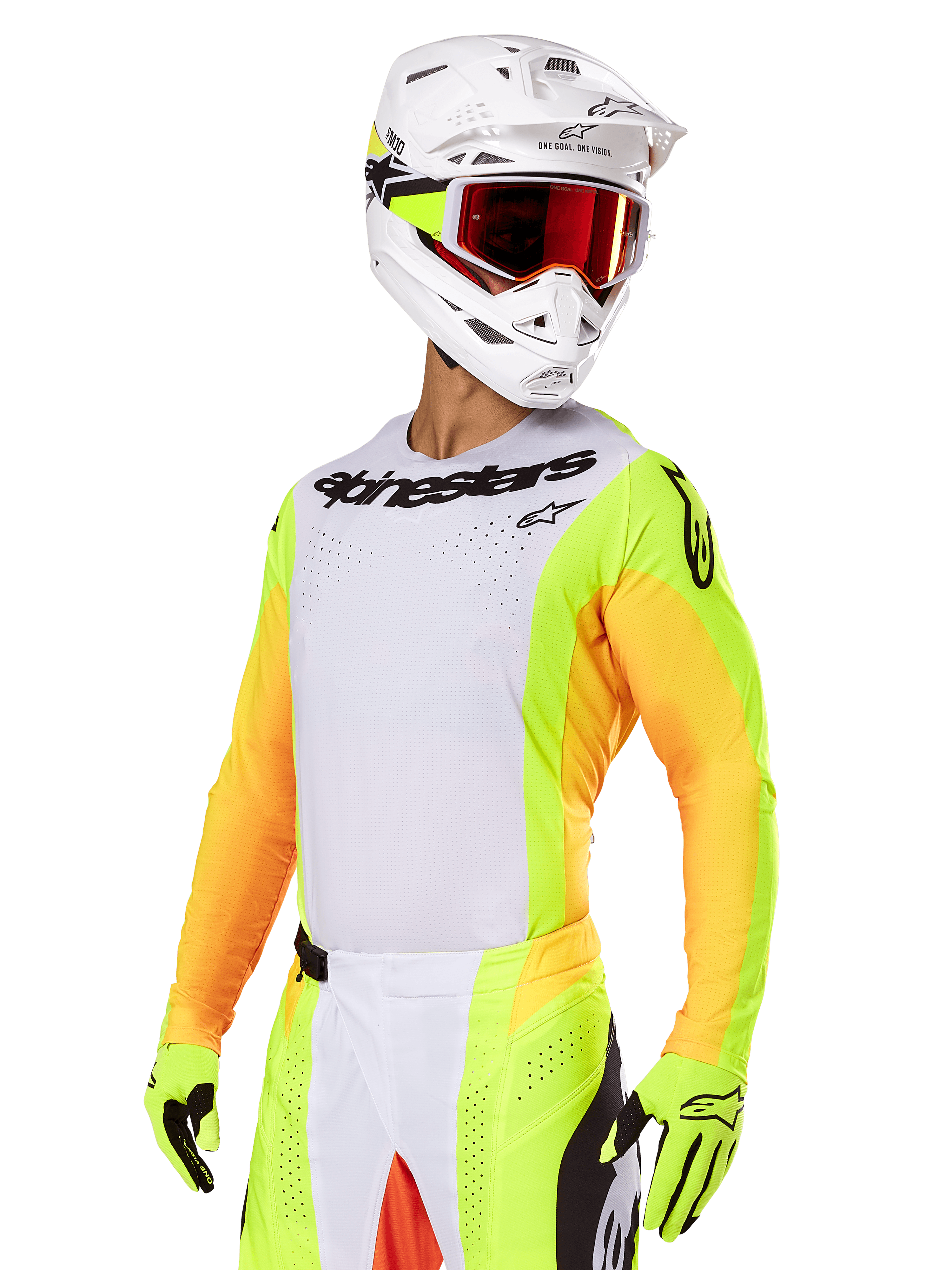 Motocross-Fahrer im Alpinestars 2025 Techstar Melt Gear Set, weißes Trikot mit leuchtend gelben und orangefarbenen Ärmeln, schwarzes 'Alpinestars'-Branding auf der Brust, passende neongelbe Handschuhe, weißer Helm mit rot getönter Brille, professionelle Offroad-Rennausrüstung