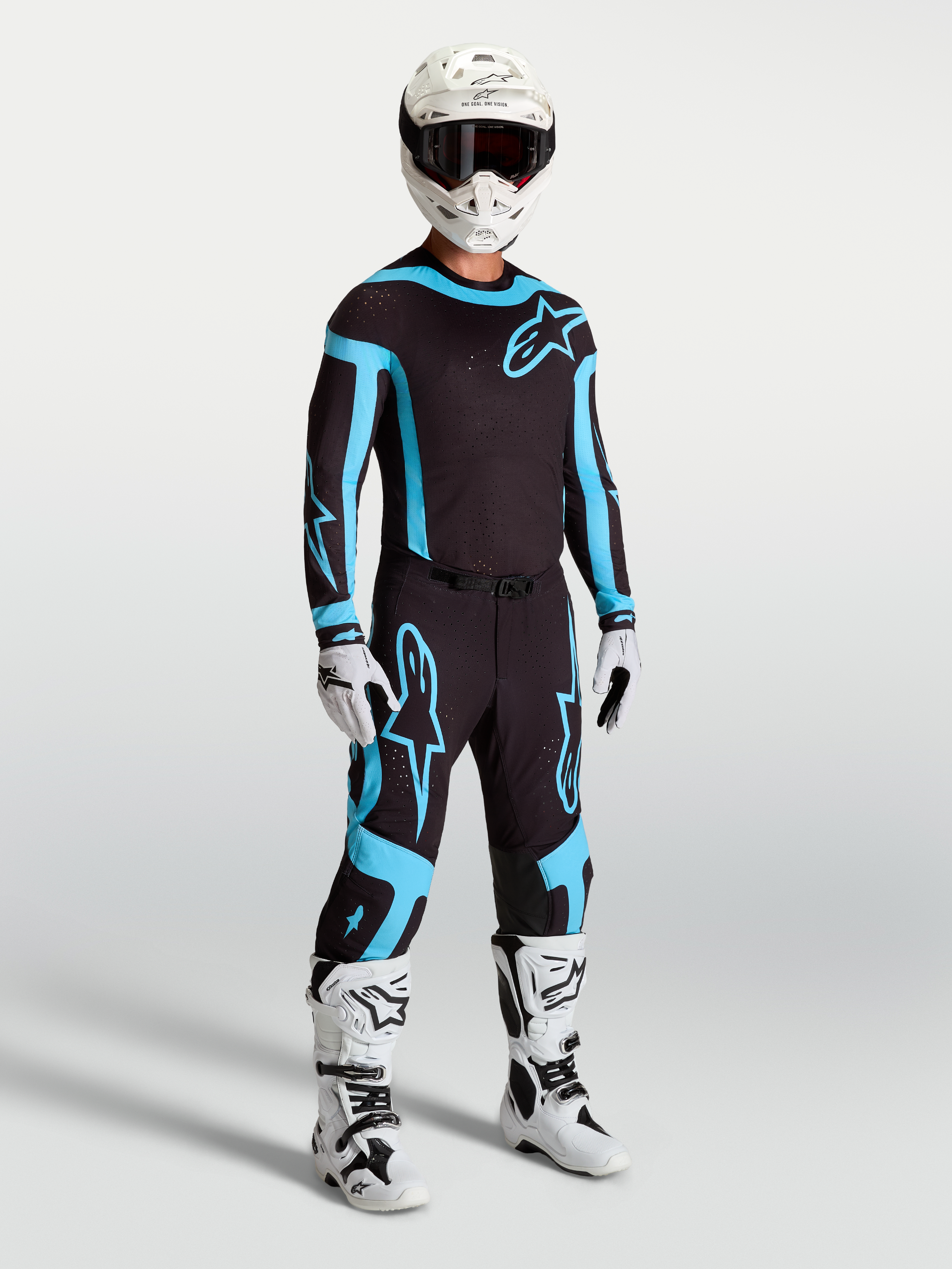 Alpinestars Supertech Vesta Trikot und Gear Set, schwarz-türkise Motocross-Ausrüstung mit athletischer Rennpassform.