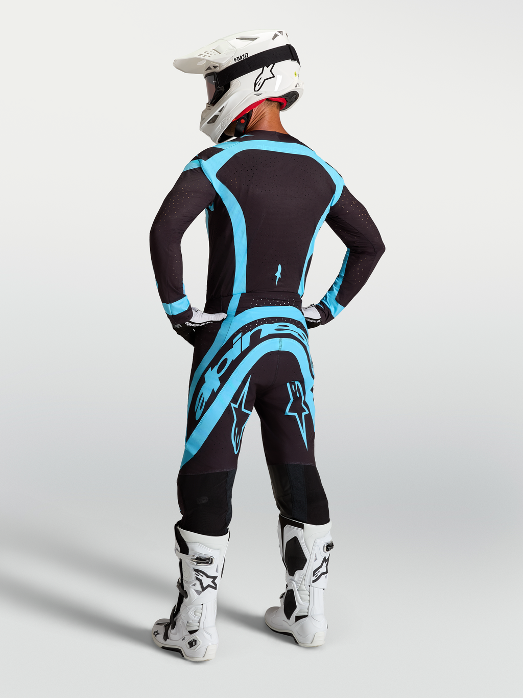 Alpinestars Supertech Vesta Trikot und Ausrüstungsset, schwarz-türkises Motocross-Rennoutfit, athletische Stretch-Passform.