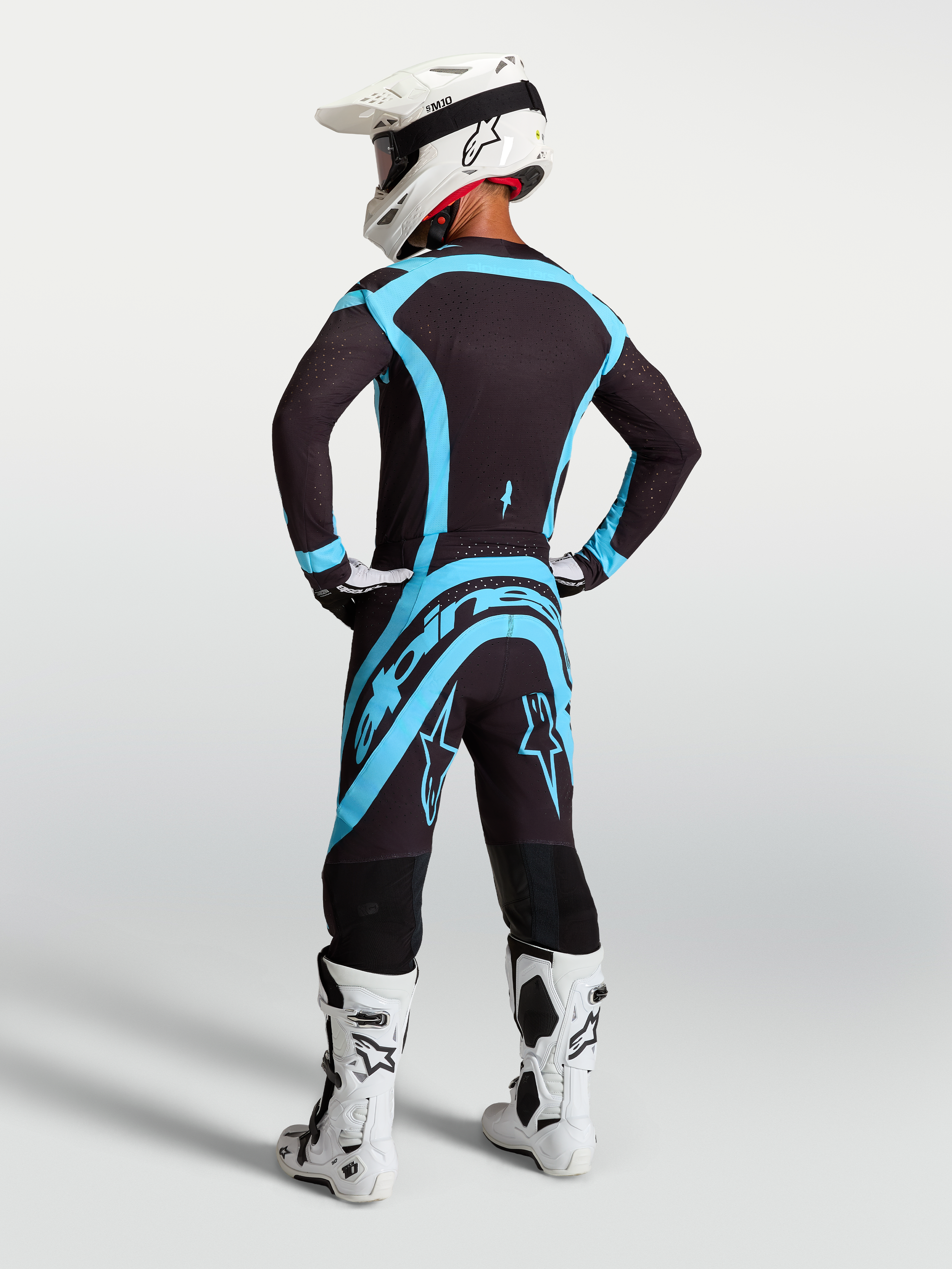 Alpinestars Supertech Vesta Trikot und Ausrüstungsset, schwarz-türkises Motocross-Rennoutfit, athletische Stretch-Passform.