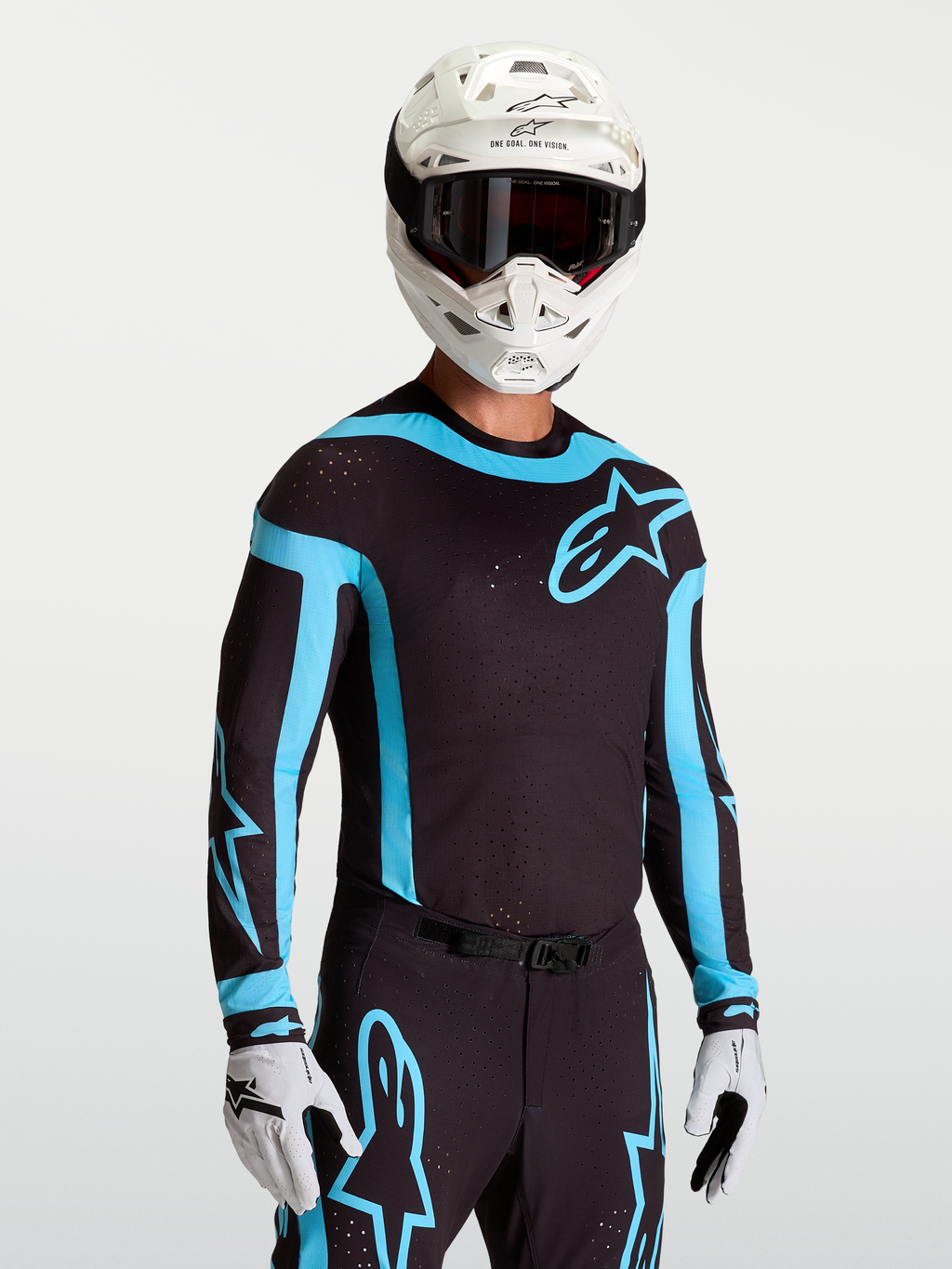 Alpinestars Supertech Vesta Trikot, Motocross-Trikot für Herren, Schwarz und Türkis, lasergefertigte Belüftungsöffnungen und athletische Rennpassform, am Modell getragen.