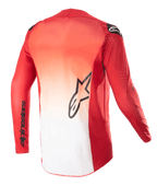 Alpinestars 2023 Supertech Risen Jersey, Rückansicht, Mars Rot und Weißes Farbverlauf-Design, mit schwarzem Alpinestars Stern-Logo mittig auf dem Rücken und Markenname auf dem Ärmel, langärmeliges Motocross-Jersey mit lasergeschnittenen Perforationen zur Belüftung.