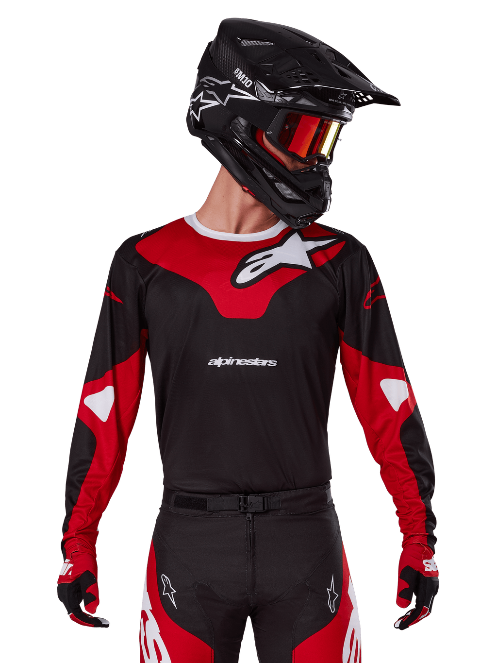 Alpinestars 2025 Racer Veil Jersey, Motocross-Trikot, Schwarz und leuchtendes Rot, kombiniert mit passender Hose, schwarzem Helm und roter Brille, markante weiße Logos und schnittiges Renn-Design, Performance-Ausrüstung für Offroad-Motocross