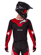 Alpinestars 2025 Racer Veil Jersey, Motocross-Trikot, Schwarz und leuchtendes Rot, kombiniert mit passender Hose, schwarzem Helm und roter Brille, markante weiße Logos und schnittiges Renn-Design, Performance-Ausrüstung für Offroad-Motocross