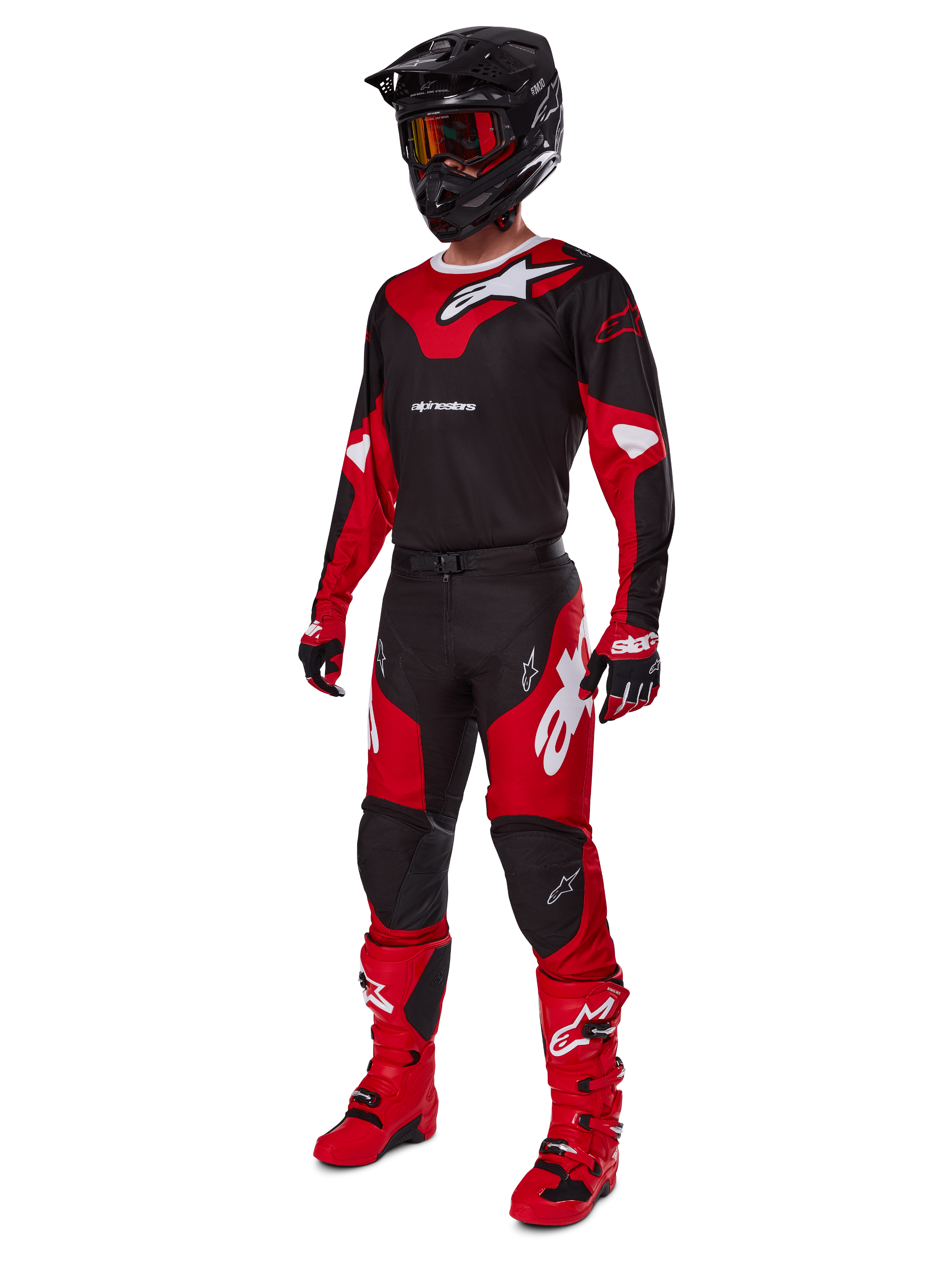 Motocross-Fahrer in kompletter Rennausrüstung mit dem Alpinestars 2025 Racer Veil Trikot in Schwarz und Bright Red, passender Hose, roten Stiefeln, schwarzem Helm mit roter Brille und rot-schwarzen Handschuhen, abgestimmter Performance-Look für den Offroad-Rennsport