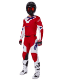 Alpinestars 2025 Racer Veil Gear Set, Motocross-Rennausrüstung, leuchtendes Rot und Weiß mit blauen Logo-Akzenten, getragen mit schwarzem Helm, roten Handschuhen und weißen Stiefeln, vollständige Schutzausrüstung für Offroad-Performance