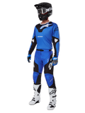 Alpinestars 2025 Racer Veil Gear Set, blau-schwarzes Motocross-Jersey und Hose, komplette MX-Rennausrüstung mit schwarzem Helm, weißer Brille und weißen Stiefeln, technische Offroad-Ausrüstung