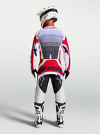 Alpinestars Techstar Maven Motocross-Set, Herren-Renntrikot und -Hose, Feuerrot und Weiß, Rückansicht, athletische Passform.
