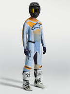 Alpinestars Techstar Maven Gear Set, Motocross-Ausrüstung für Herren, Staubblau und Orange, athletische Rennpassform, professionelles MX-Trikot und Hose Set.