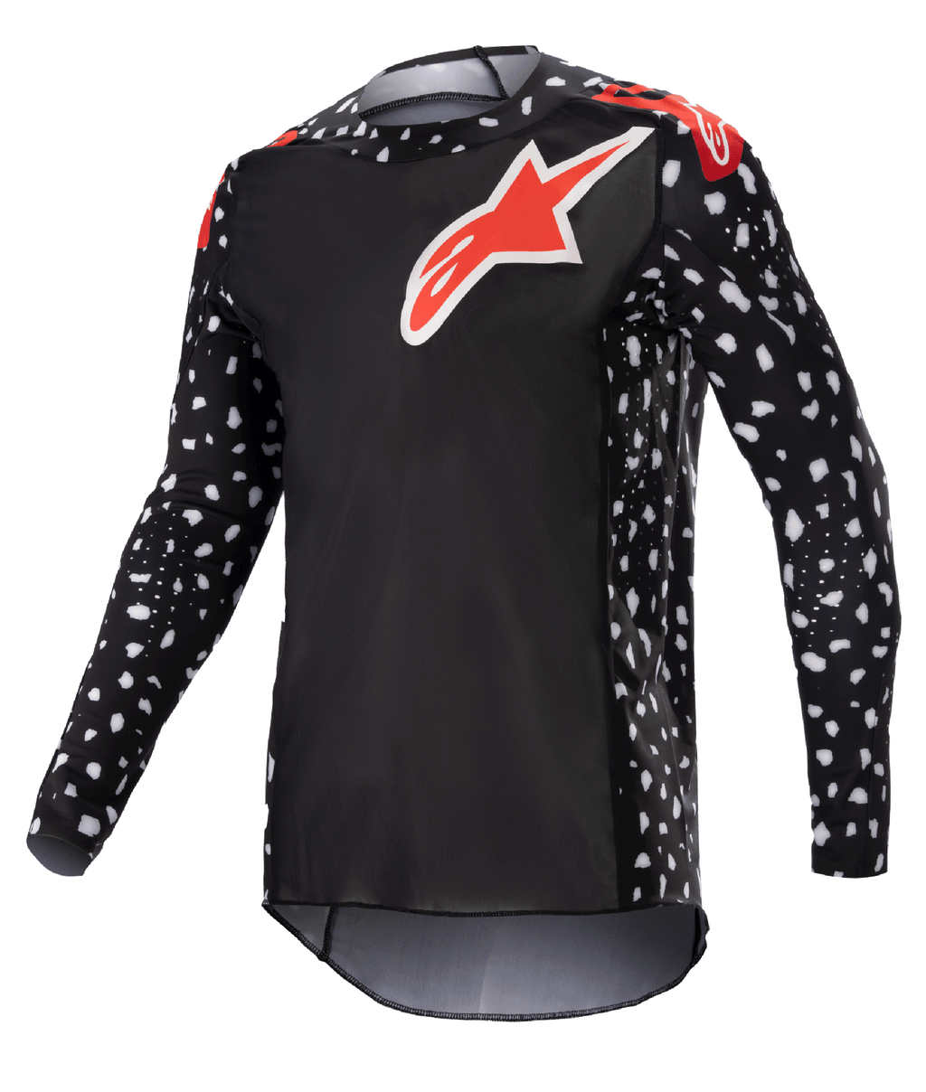 Alpinestars 2023 Supertech North Jersey, Motocross-Jersey, Schwarz und Neonrot, lange Ärmel mit weißem Sprenkelmuster, rot-weiße Stern-Logos auf Brust und Schultern, leichtes Performance-Mesh mit athletischer Rennpassform