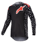 Alpinestars 2023 Supertech North Jersey, Motocross-Jersey, Schwarz und Neonrot, lange Ärmel mit weißem Sprenkelmuster, rot-weiße Stern-Logos auf Brust und Schultern, leichtes Performance-Mesh mit athletischer Rennpassform