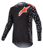 Alpinestars 2023 Supertech North Jersey, Motocross-Jersey, Schwarz und Neonrot, lange Ärmel mit weißem Sprenkelmuster, rot-weiße Stern-Logos auf Brust und Schultern, leichtes Performance-Mesh mit athletischer Rennpassform