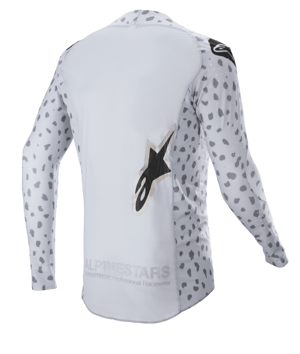 Alpinestars 2023 Supertech North Jersey, Motocross-Trikot, Haze Gray und Schwarz, Rückansicht mit abstraktem Punktmuster an Ärmeln und Seiten, großem Stern-Logo, verlängertem Rückenteil und atmungsaktiver Performance-Konstruktion