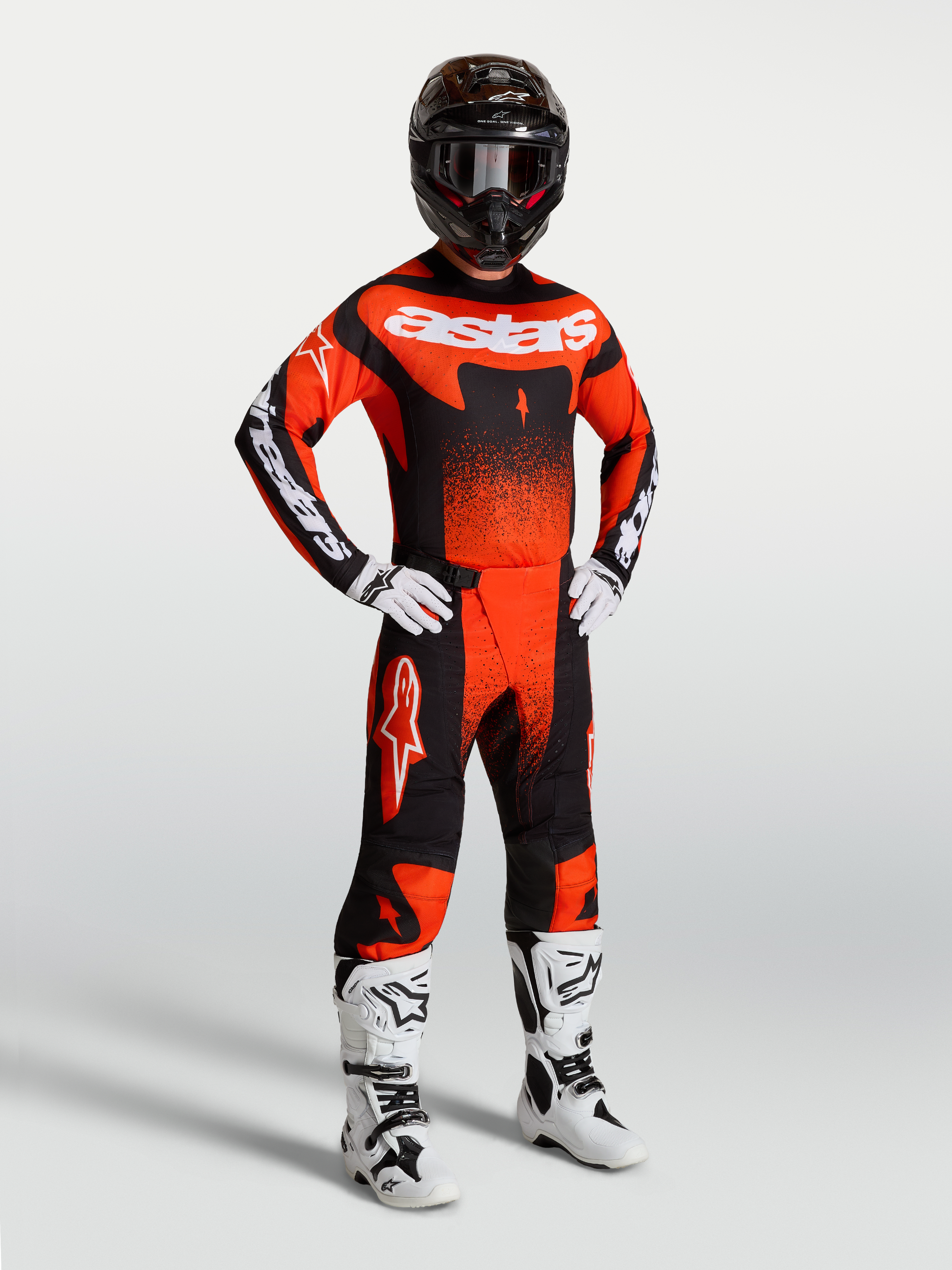 Alpinestars Techstar Swan Gear Set und Trikot, Motocross-Outfit für Herren, Rot und Schwarz, mit weißen Motorradstiefeln