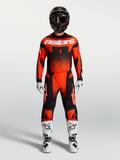 Alpinestars Techstar Swan Trikot und Gear Set, Herren Motocross-Outfit, Rot und Schwarz, weiße Performance-Stiefel.