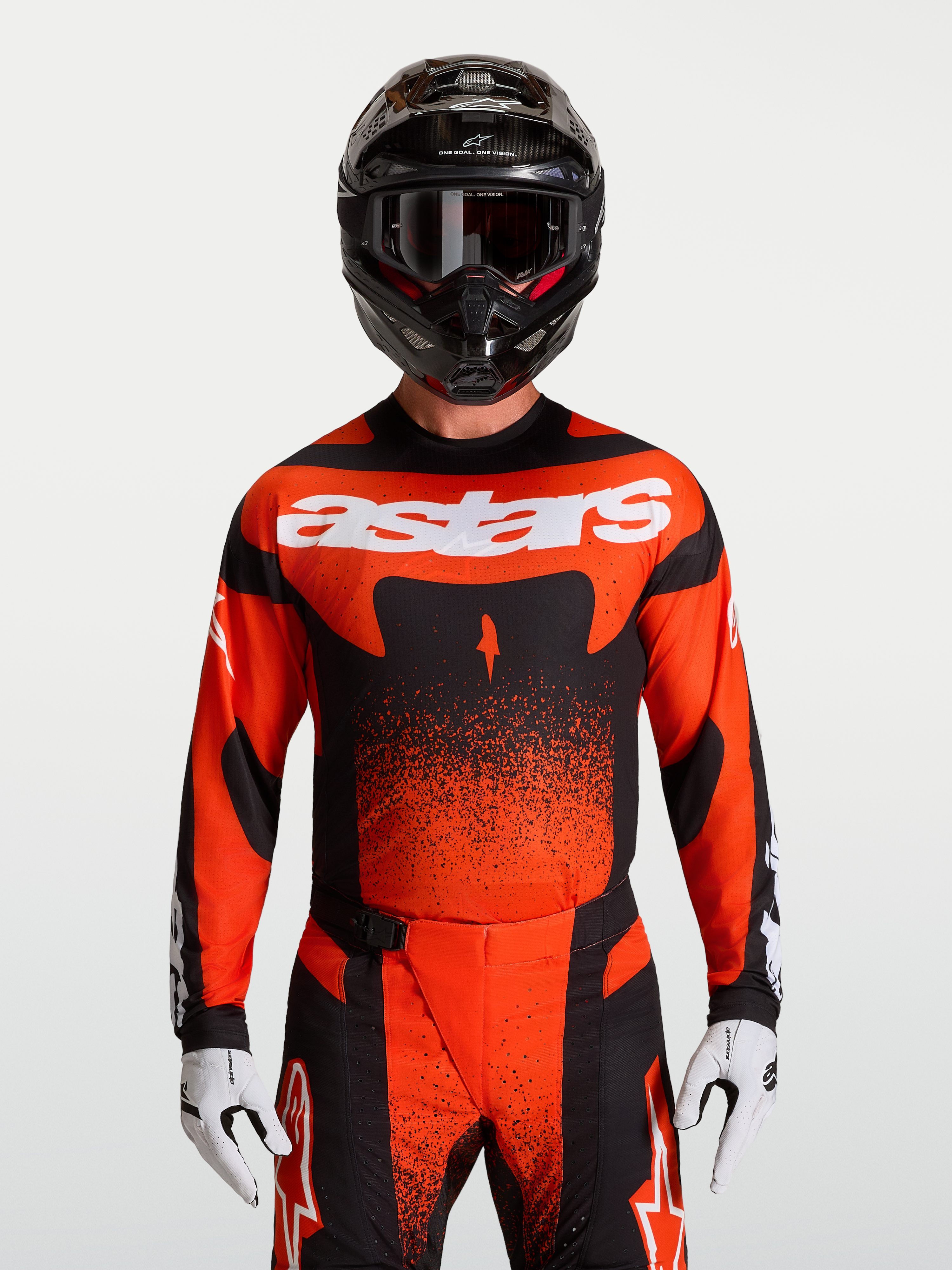 Alpinestars Techstar Swan Trikot, Motocross-Trikot für Herren, Rot und Schwarz, am Model getragen mit Helm, athletische Rennpassform.