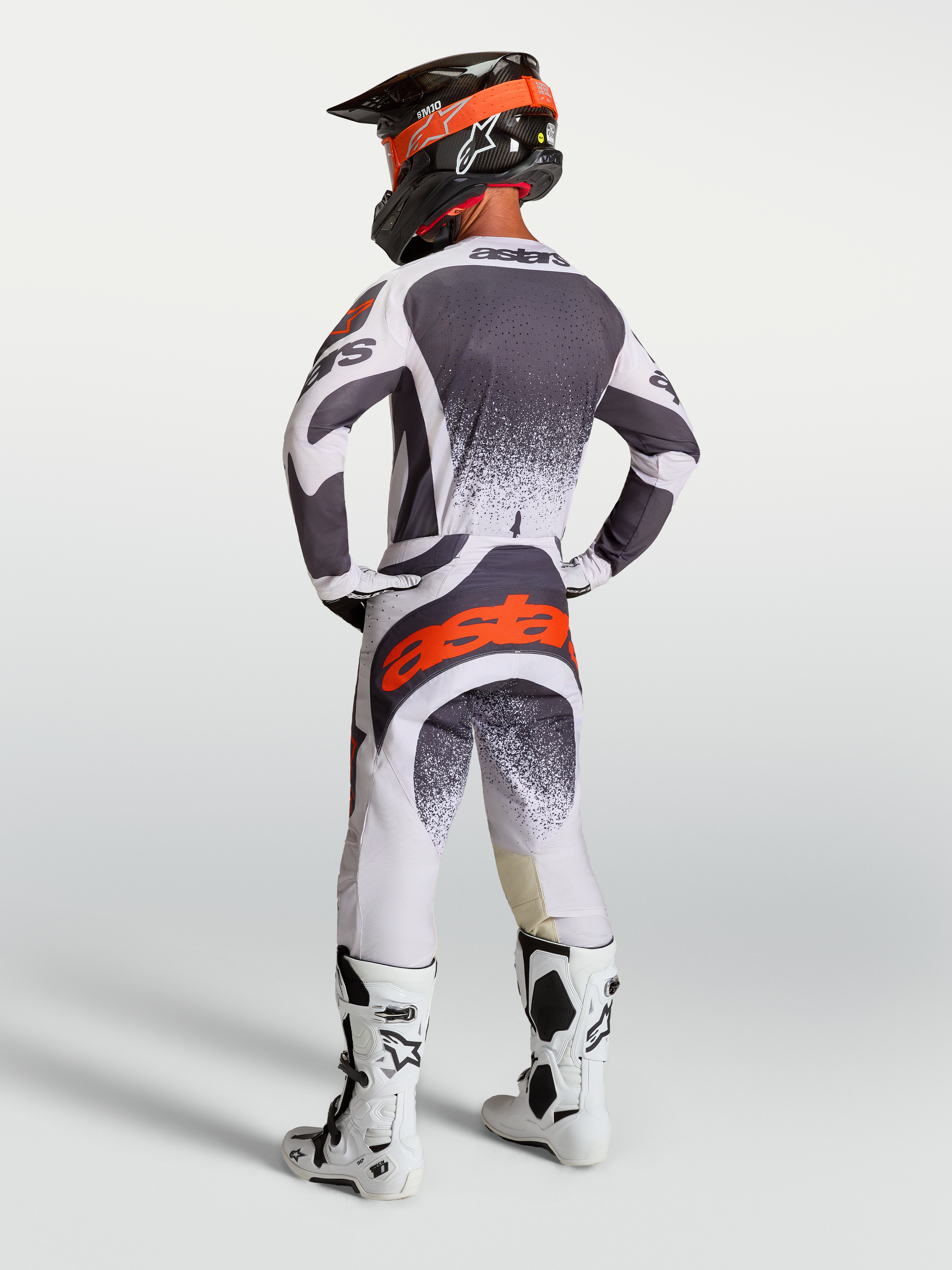 Alpinestars Techstar Swan Trikot und Gear Set, Herren-Motocross-Outfit in Dunkelgrau und Rot, Rückansicht.