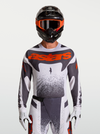 Alpinestars Techstar Swan Trikot, Motocross-Racing-Oberteil für Herren in Weiß und Grau mit Rot-Fluo-Akzenten und athletischer Rennpassform.