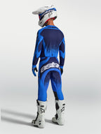 Alpinestars Techstar Swan Gear Set, athletische Rennpassform, Blau und Dunkelblau, weiße Stiefel und Helm, Rückansicht.