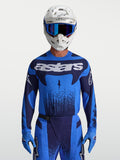 Alpinestars Techstar Swan Trikot, Motocross-Renntrikot in Blau und Dunkelblau, athletische Passform, getragen mit Helm