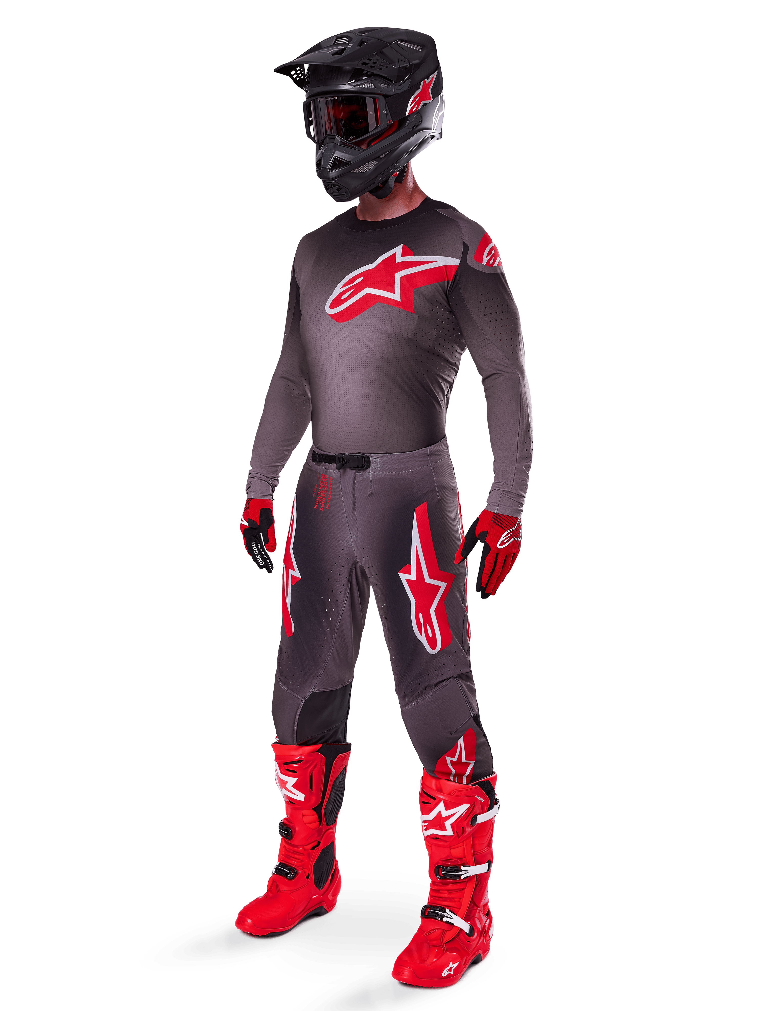 Motocross-Fahrer in kompletter Rennausrüstung, 2025 Supertech Lipan Jersey in Smoke Bright Red, passende graue Hose mit roten Grafiken, schwarzer Helm mit roten Akzenten, leuchtend rote Stiefel und rot-schwarze Handschuhe, abgestimmtes Profi-Outfit für Offroad-Rennen