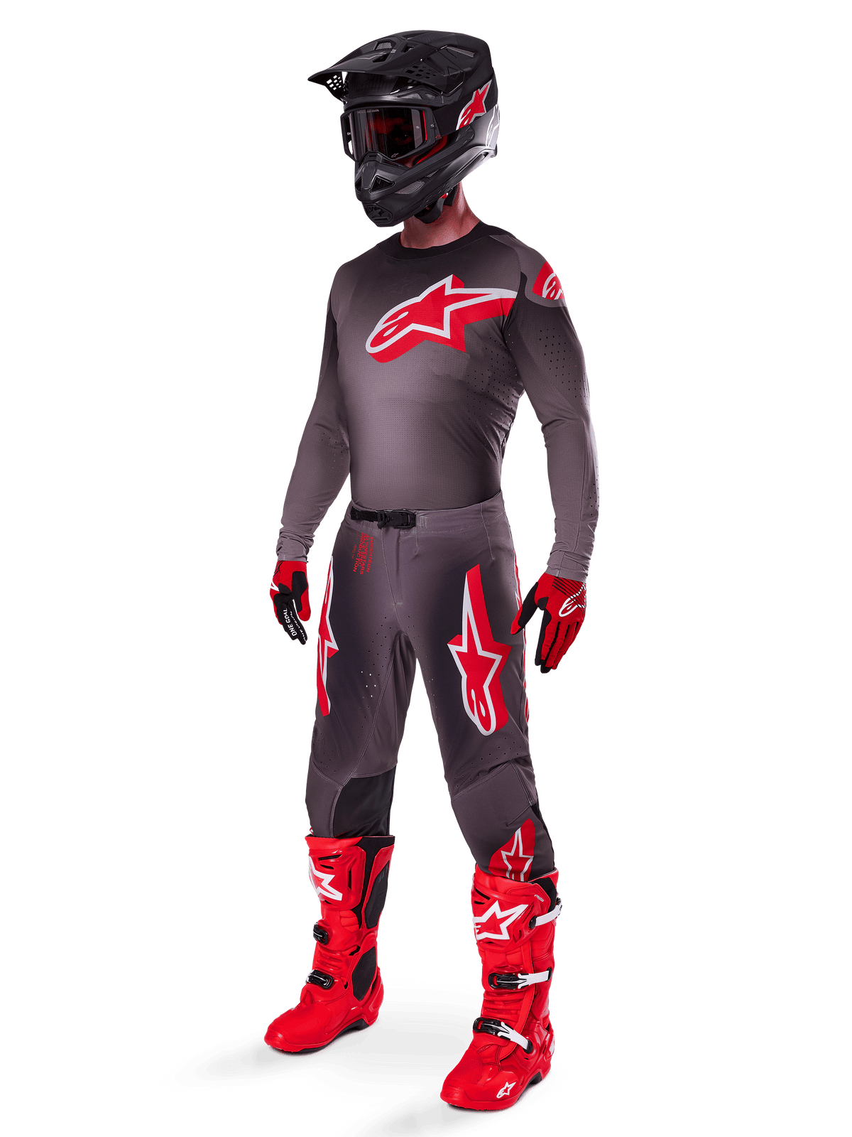Alpinestars 2025 Supertech Lipan Gear Set, vollständige Motocross-Rennausrüstung, dunkelgraues und rotes Trikot mit großem Sternlogo, passende Hose mit roten Akzenten und Sternengrafiken, rote Handschuhe, leuchtend rote Stiefel mit weißen Schnallen, mattschwarzer Helm mit roter Brille