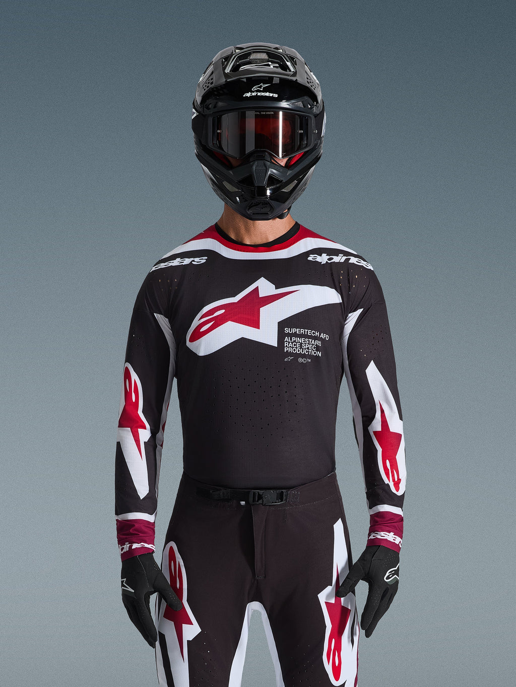 Alpinestars 2026 Supertech AFD Vista Gear Set, Motocross-Komplettausrüstung, schwarzes Jersey mit roten und weißen Logos sowie 'Supertech AFD'-Branding, passende schwarze Hose mit roten Akzenten, schwarzer Helm mit roter Brille, koordiniertes professionelles Rennoutfit
