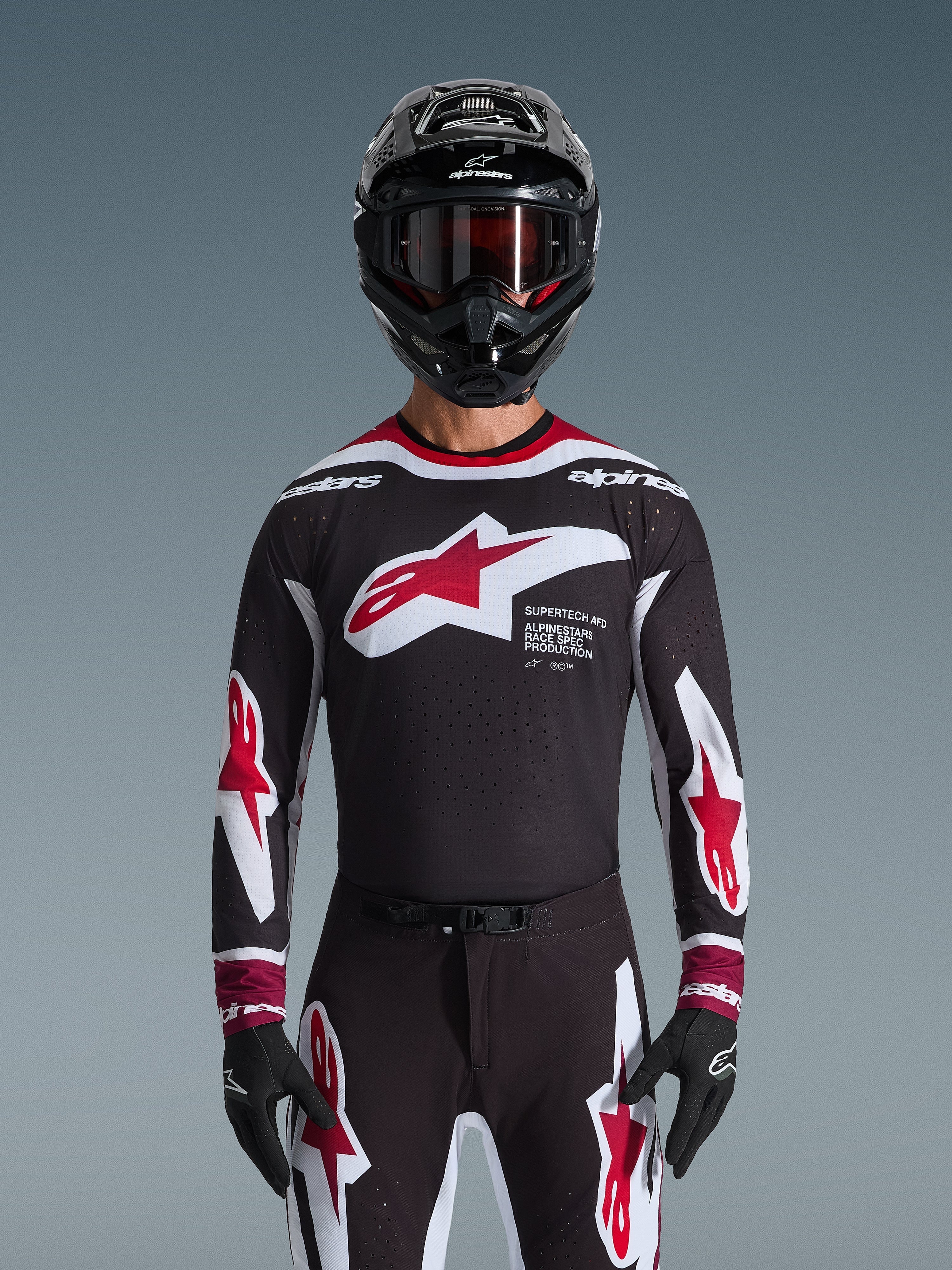 Alpinestars 2026 Supertech AFD Vista Gear Set, Motocross-Komplettausrüstung, schwarzes Jersey mit roten und weißen Logos sowie 'Supertech AFD'-Branding, passende schwarze Hose mit roten Akzenten, schwarzer Helm mit roter Brille, koordiniertes professionelles Rennoutfit