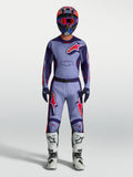 Alpinestars Racer Air Hunt Ausrüstungsset für Herren, Motocross-Trikot und Hose in Lila und Rot mit weißen Stiefeln.