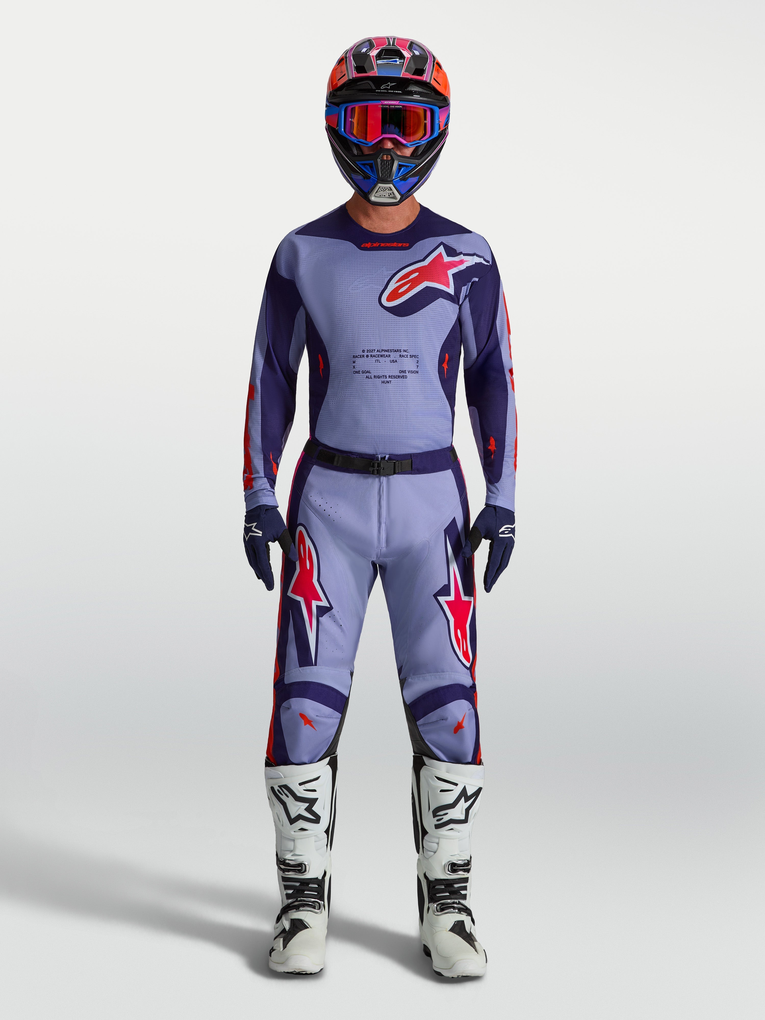 Alpinestars Racer Air Hunt Ausrüstungsset für Herren, Motocross-Trikot und Hose in Lila und Rot mit weißen Stiefeln.