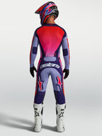 Alpinestars Racer Air Hunt MX-Ausrüstungsset, Lila und Rot, belüftetes Motocross-Trikot und Hose, Rückansicht am Fahrer.