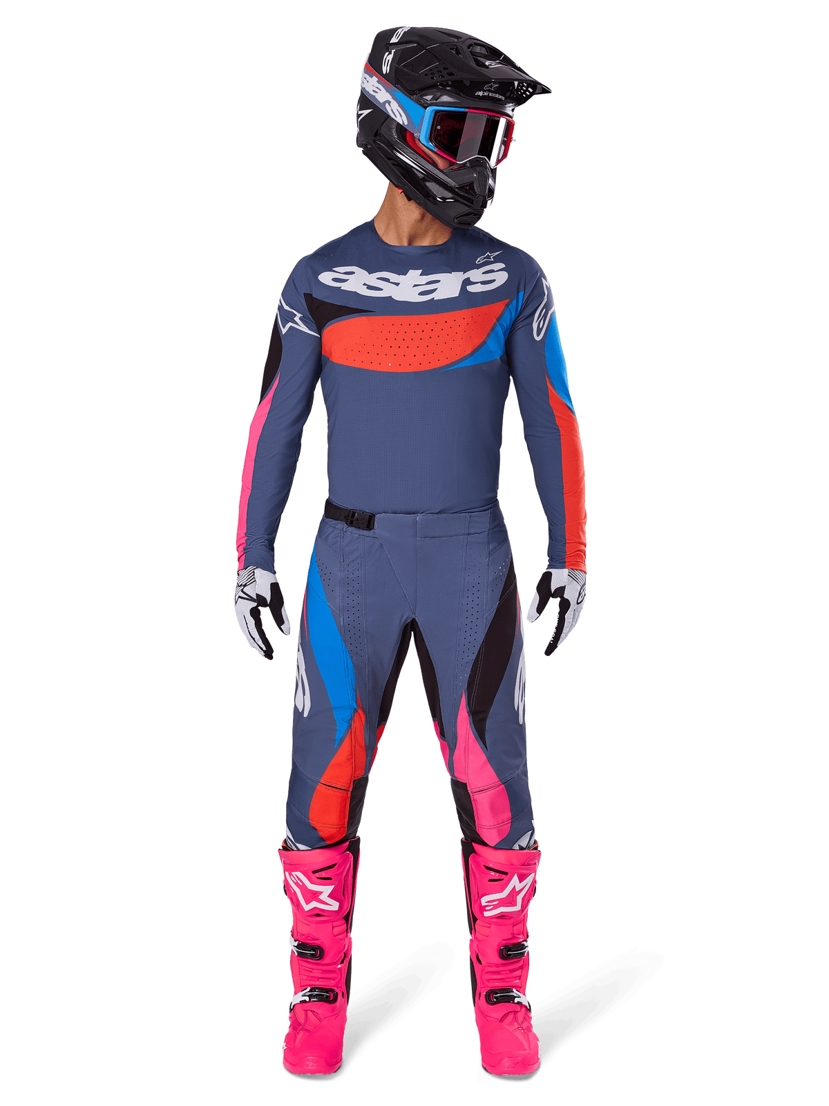 Alpinestars 2025 Techstar Dreem Ausrüstungsset, Motocross-Fahrer in voller Rennausrüstung, graublaues Trikot und Hose mit leuchtend pinken, orangefarbenen und cyanblauen Akzenten, großes 'astars' Logo auf der Brust, leuchtend pinke Stiefel, schwarzer Helm mit Goggles, koordiniertes Outfit für professionelles Motocross