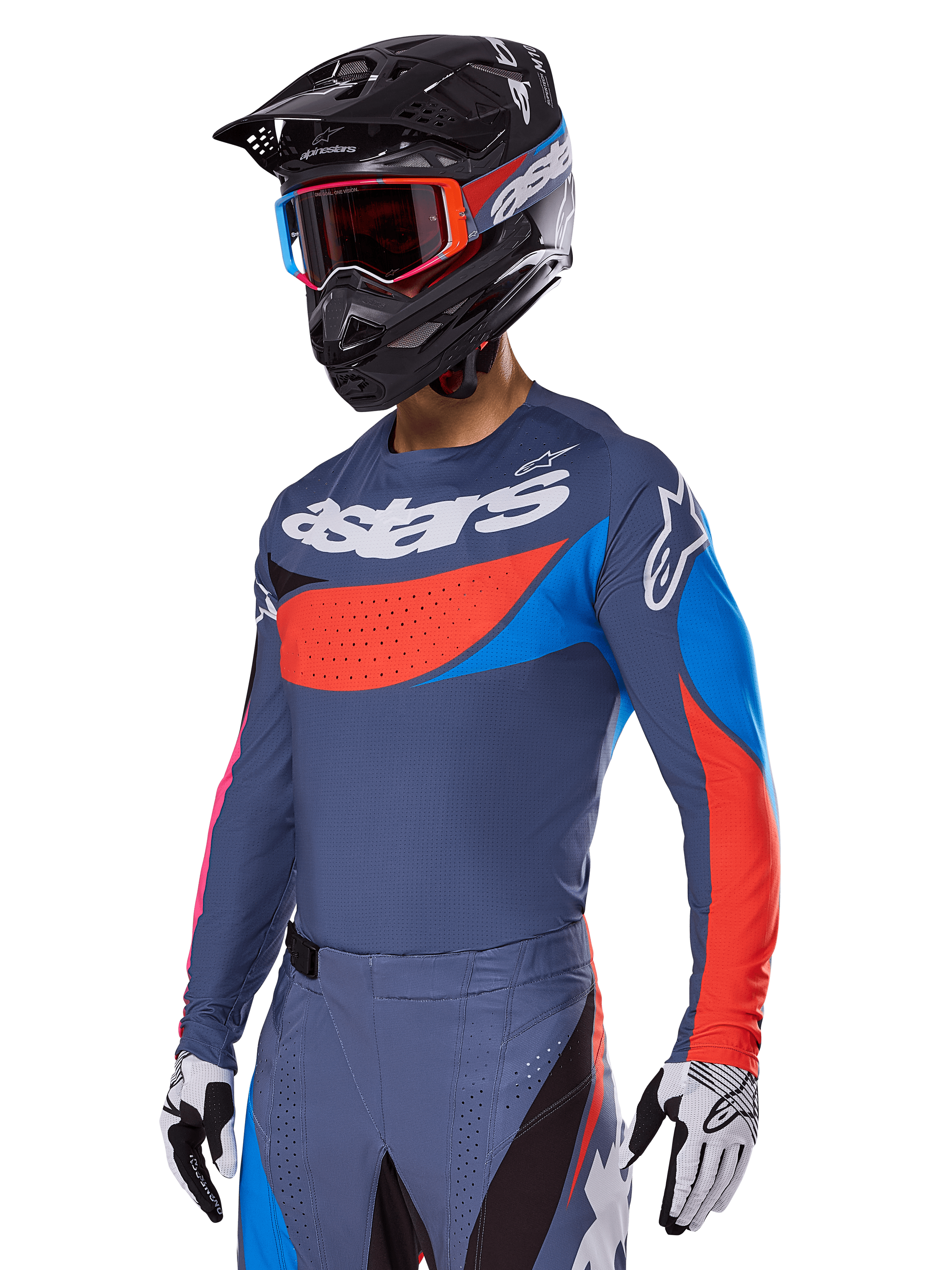 Alpinestars 2025 Techstar Dreem Gear Set, Motocross-Fahrer in schiefergrauem Jersey und Hose mit markanten roten und blauen Grafiken, „astars“-Branding auf der Brust, schwarzer Helm, Goggles mit rotem Rahmen und weiße Rennhandschuhe