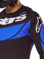 Alpinestars 2025 Techstar Dreem Trikot, belüftetes Motocross-Oberteil, Schwarz und Blau, lasergeschnittene Perforationen.