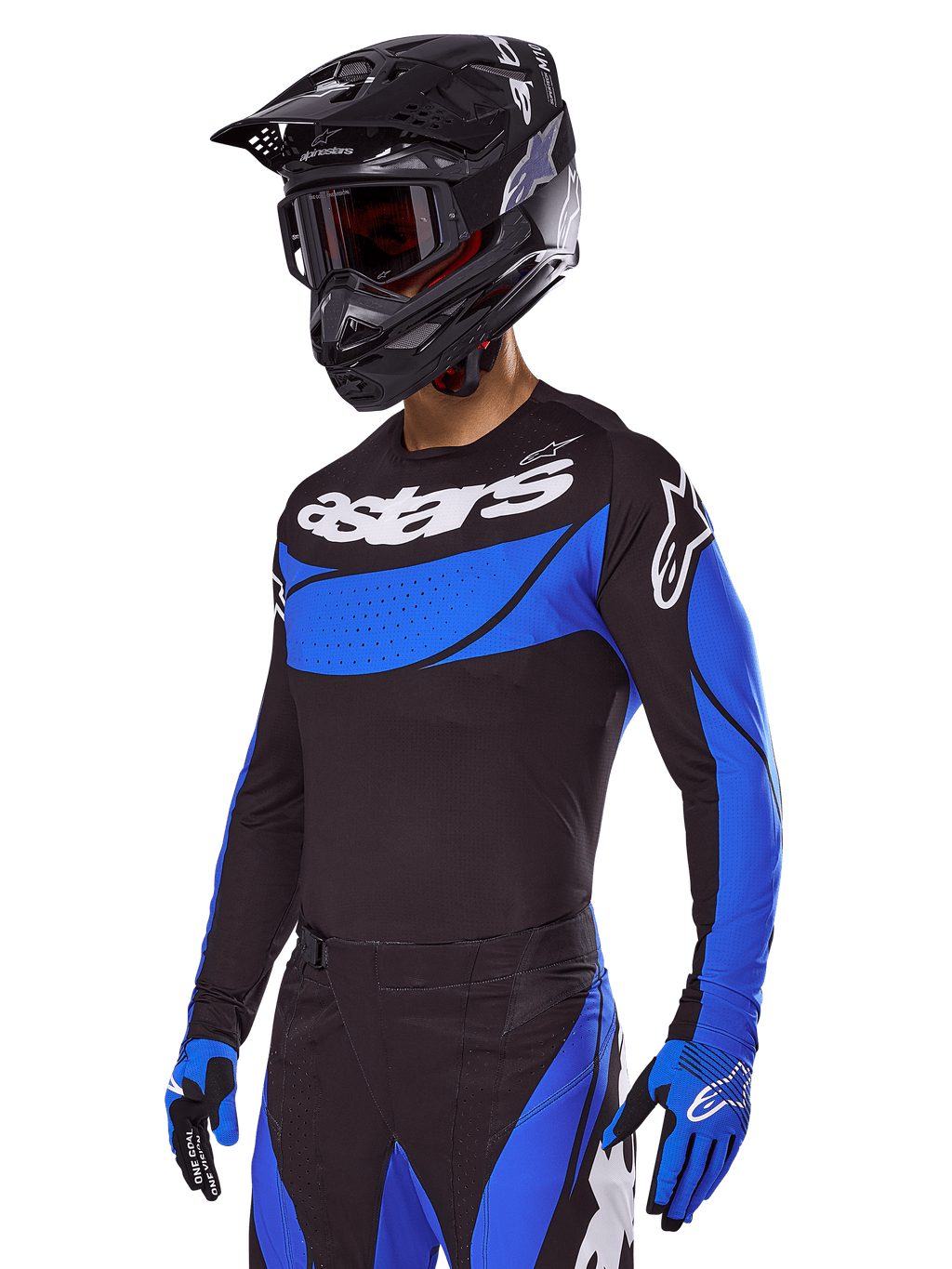 Motocross-Fahrer im Alpinestars 2025 Techstar Dreem Gear Set, schwarzes Jersey mit blauen Einsätzen im perforierten Stil und weißem Branding, passende schwarz-blaue Hose, schwarzer Rennhelm und blaue Handschuhe, abgestimmtes Performance-Outfit für Offroad-Motocross.