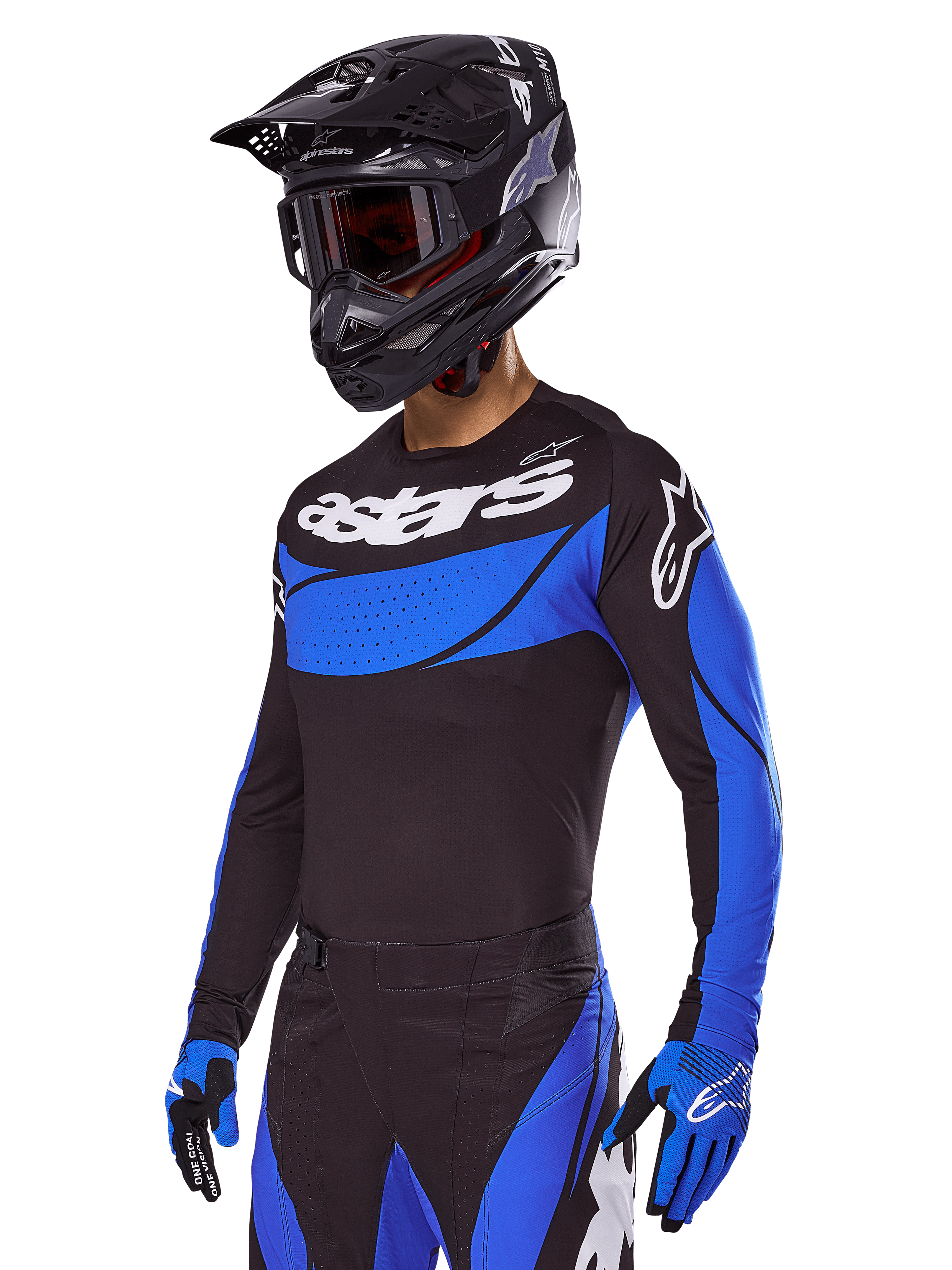 Motocross-Fahrer im Alpinestars 2025 Techstar Dreem Gear Set, schwarzes Jersey mit blauen Einsätzen im perforierten Stil und weißem Branding, passende schwarz-blaue Hose, schwarzer Rennhelm und blaue Handschuhe, abgestimmtes Performance-Outfit für Offroad-Motocross.
