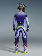 Motocross-Fahrer von hinten im Alpinestars 2026 Supertech Scenz Trikot in Purple Yellow Fluo, mit lila Farbverlauf und gelbem Branding, kombiniert mit passender Motocross-Hose und lila Stiefeln, komplette Offroad-Rennausrüstung.