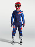 Alpinestars 2027 Racer Hunt Gear Set, Motocross-Outfit für Herren, Trikot und Hose in Blau und Rot mit weißen Stiefeln.