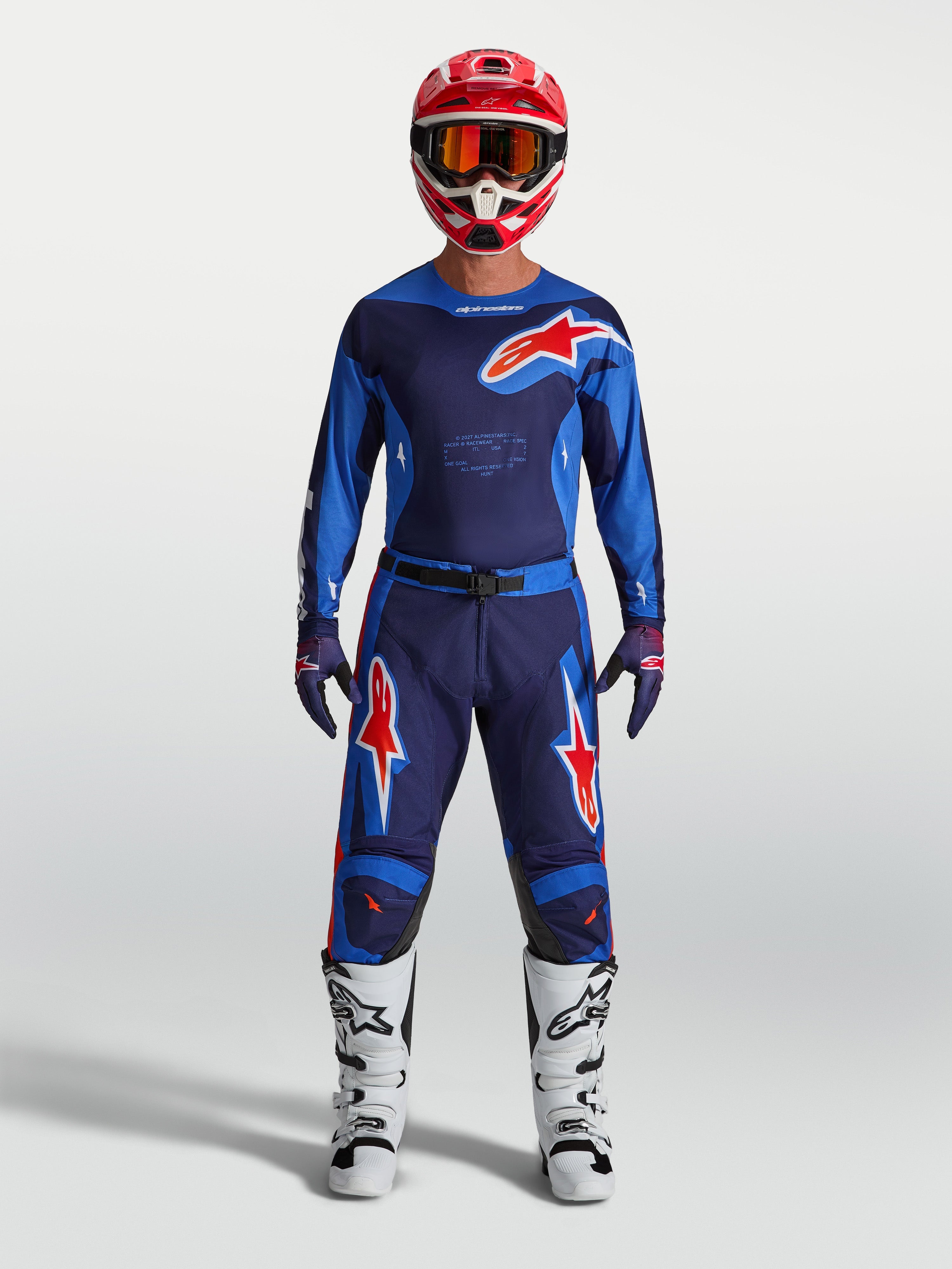 Alpinestars 2027 Racer Hunt Gear Set, Motocross-Outfit für Herren, Trikot und Hose in Blau und Rot mit weißen Stiefeln.