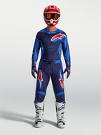 Alpinestars Racer Hunt Trikot 2027 und Racer Hunt Ausrüstungsset, Motocross-Outfit für Herren, Blau und Rot, Textilkonstruktion, getragen von einem Model mit Helm und Stiefeln