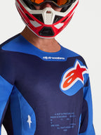 Alpinestars Racer Hunt Trikot, Motocross-Trikot für Herren, Blau und Rot, mit Astars-Logo, Nahaufnahme mit MX-Helm.