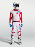 Alpinestars Racer Hose Hunt, Motocross-Hose in Weiß und Rot mit blauen Akzenten, am Model mit MX-Ausrüstung gezeigt.