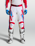 Alpinestars Racer Hose Hunt, Motocross-Hose in Weiß, Rot und Blau, on-model getragen mit Stiefeln, ergonomische Passform und Ziegenleder-Knieeinsätze.