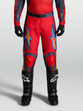 Alpinestars Racer Hunt Hose 2027, Herren-Motocross-Hose in Rot und Grau mit vorgekrümmter Passform am Model.