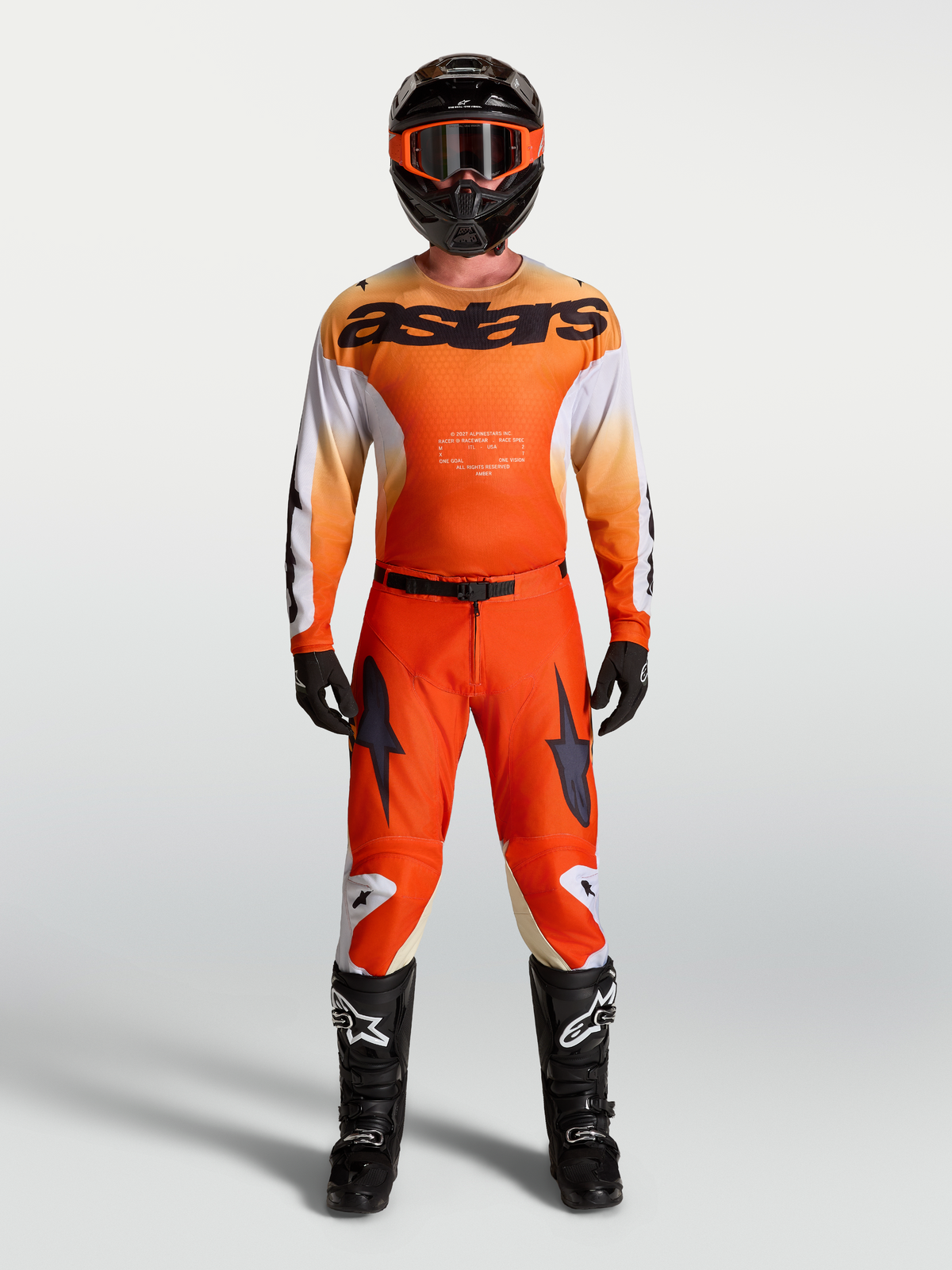 Alpinestars Racer Amber Trikot und Racer Amber Gear Set, Herren-Motocross-Rennausrüstung in Orange und Weiß, atmungsaktive Race-Passform aus leichtem, langlebigem Funktionsmaterial.